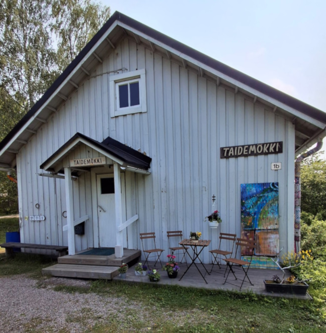 Kesänäyttely ”Taidemökillä kuhisee”